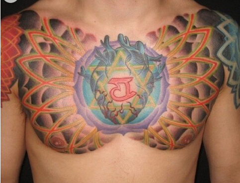 男人胸前超帅经典时尚好看的心脏纹身图片