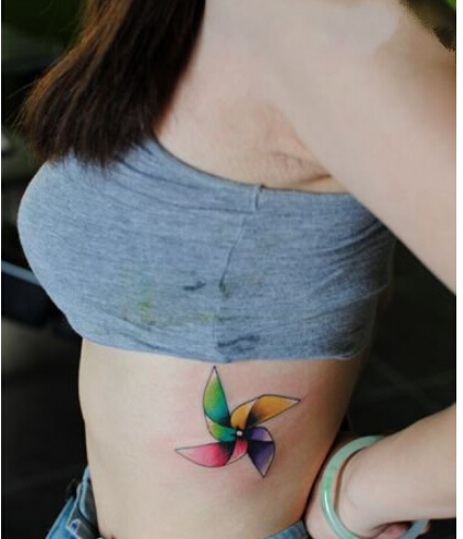 性感美女侧腰好看的彩虹风车纹身图片图片