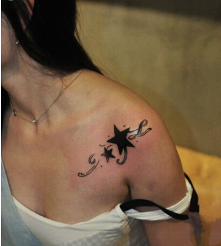 美女肩部简约好看的星星纹身图案图片