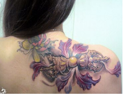 美女肩部漂亮好看的彩色金刚杵花卉纹图片