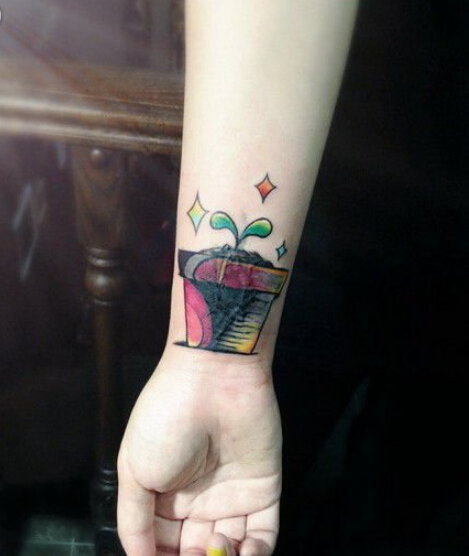 手腕上漂亮时尚好看的小盆栽纹身图片图片