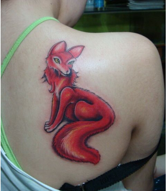 美女香肩唯美漂亮好看的红色狐狸纹身图片