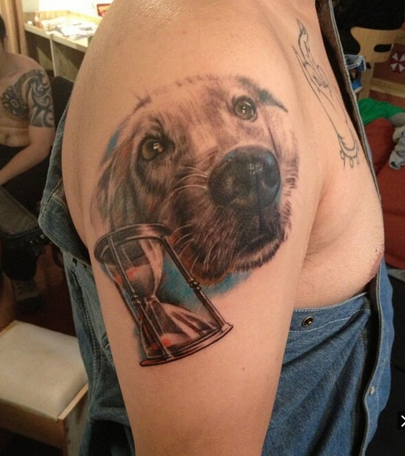 右肩上漂亮好看的狗头刺青图案图片