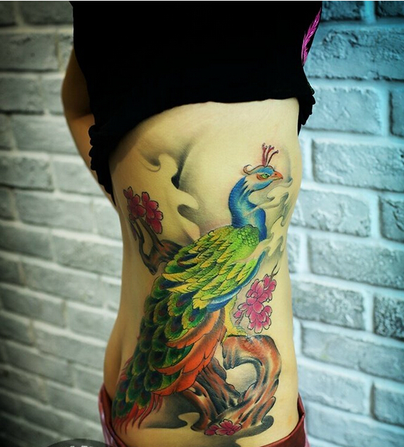 时尚妹子侧腰唯美时尚好看的孔雀纹身图片