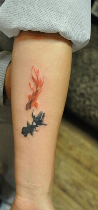 女生手臂唯美好看的水墨风格小金鱼纹图片