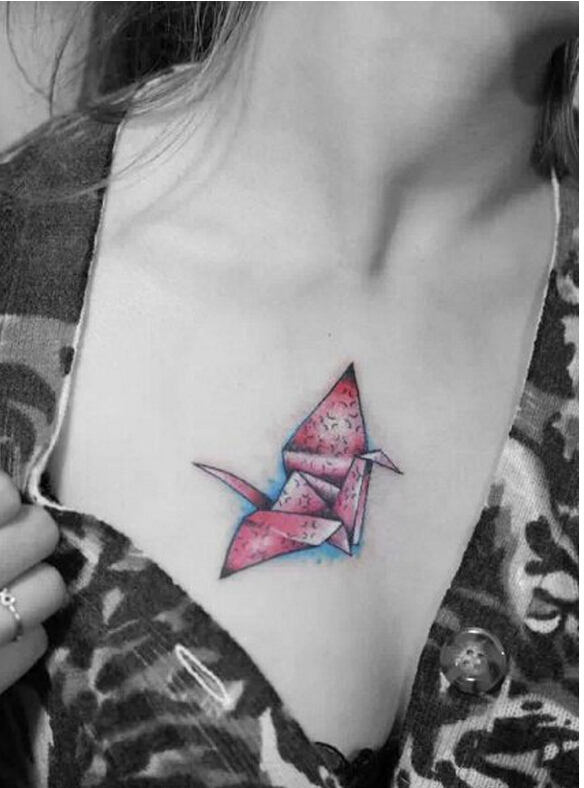 女性胸部漂亮好看的彩色千纸鹤纹身图图片