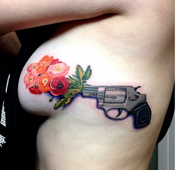 性感美女胸部上一款时尚好看的手枪花图片