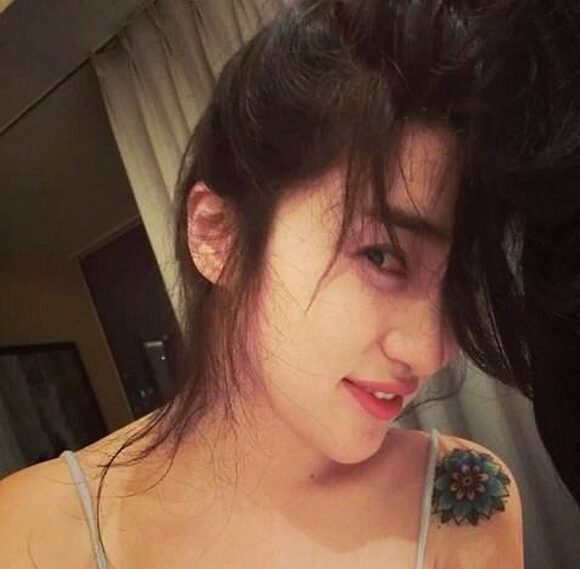 美女肩部漂亮唯美好看的花纹身图案图片