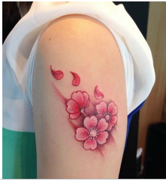 手臂上漂亮好看的彩色樱花纹身图片图片