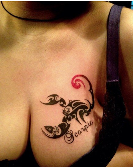 美女胸部性感诱人图腾蝎子纹身图案图片