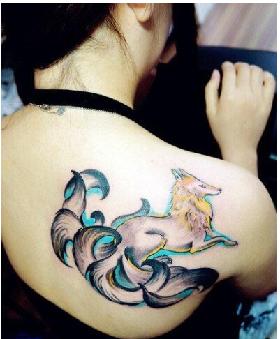 女人肩背潮流时尚好看的九尾狐纹身图图片