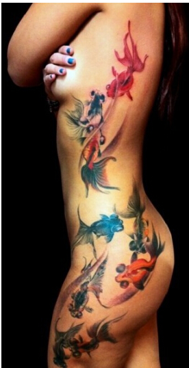 性感女性腰部精美好看的彩色金鱼纹身图片