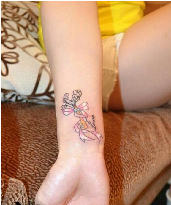 手腕上精美好看的彩色钥匙蝴蝶结纹身图片