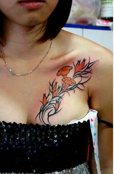 美女胸部漂亮好看的彩色花儿纹身图案图片