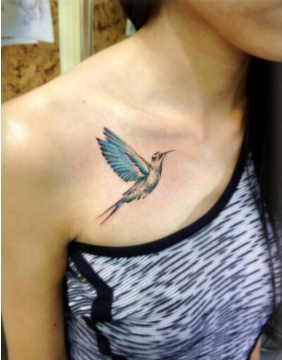 女性锁骨彩色好看的蜂鸟纹身图案图片