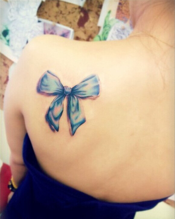 肩部彩色漂亮好看的蝴蝶结纹身图案图片