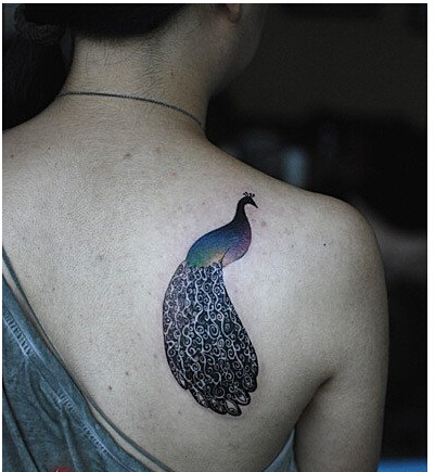 肩部紫色艳丽好看的孔雀纹身图案图片