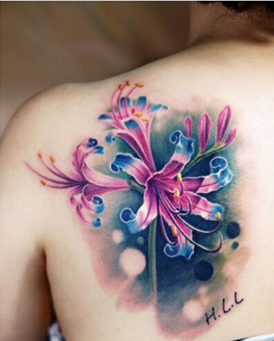 美女肩背漂亮好看的换锦花纹身图案图片