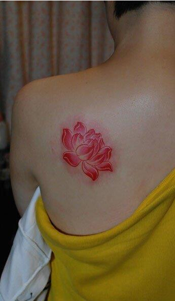 肩背唯美漂亮好看的彩色莲花刺青图案图片