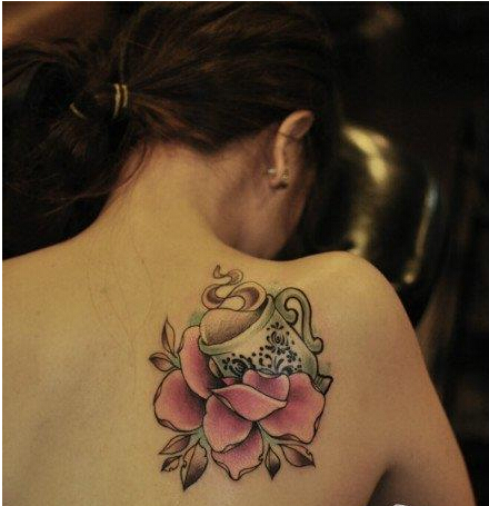 靓女肩背唯美时尚好看的杯子与花卉纹图片