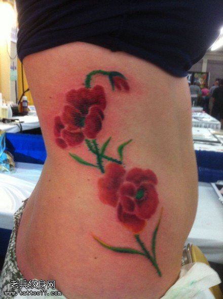 鲜艳欲滴红花纹身图案