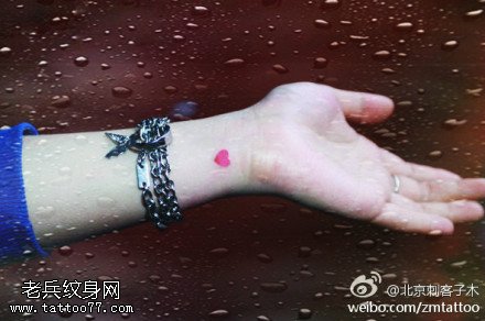 精巧有爱桃心纹身图案