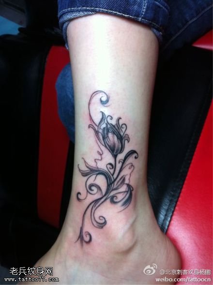 黑色傲娇花纹身图案