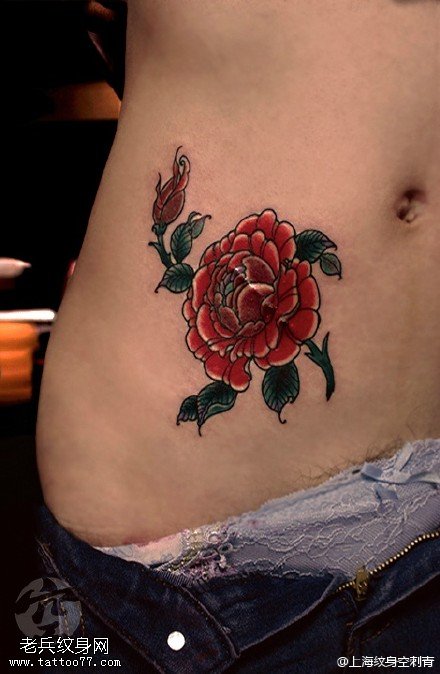 腹部娇艳盛开的玫瑰花纹身图案