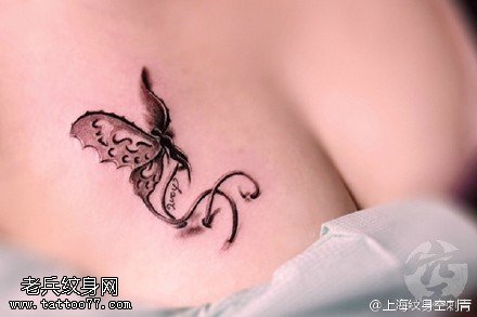 胸部美丽迷人的蝴蝶纹身图案