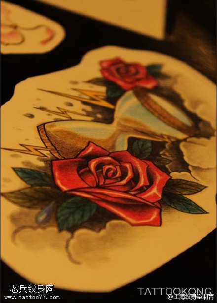 玫瑰镶嵌的沙漏手稿纹身图案