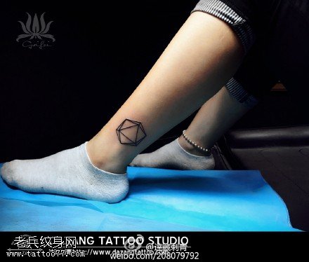 脚腕简洁的菱形纹身图案
