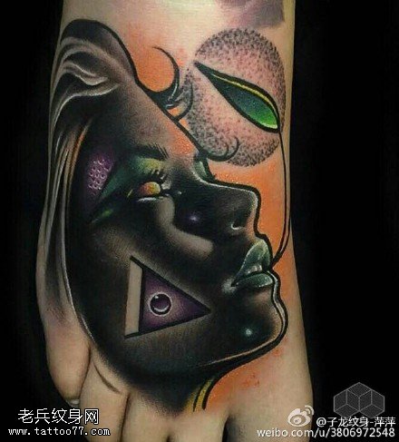 脚部黑灰风美女纹身图案