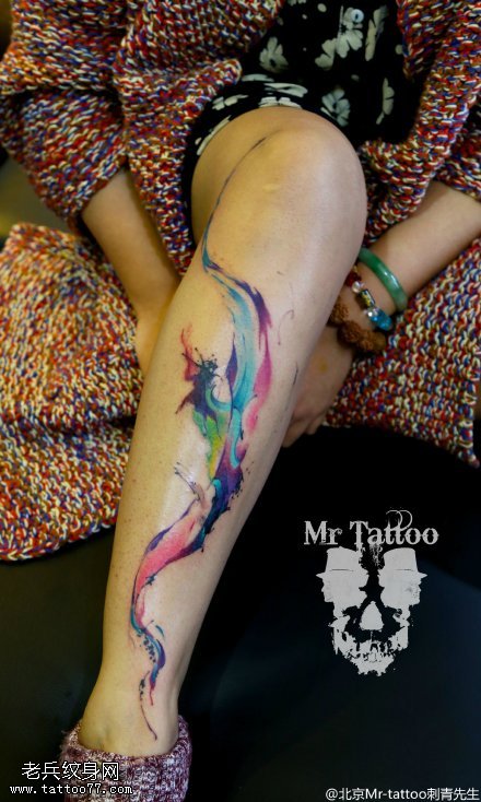 小腿水彩纹身图案