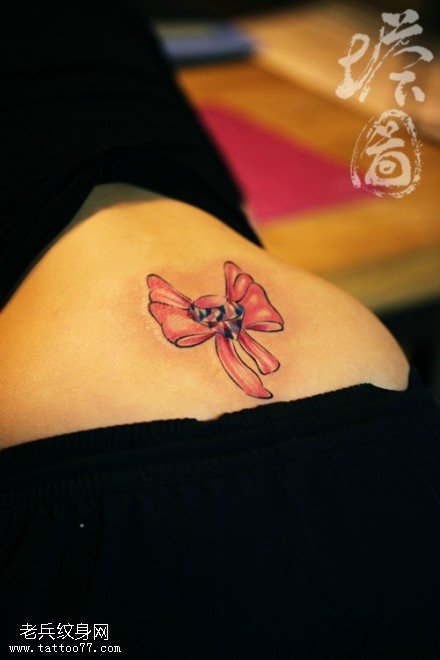 臀部彩色蝴蝶结钻石纹身图片