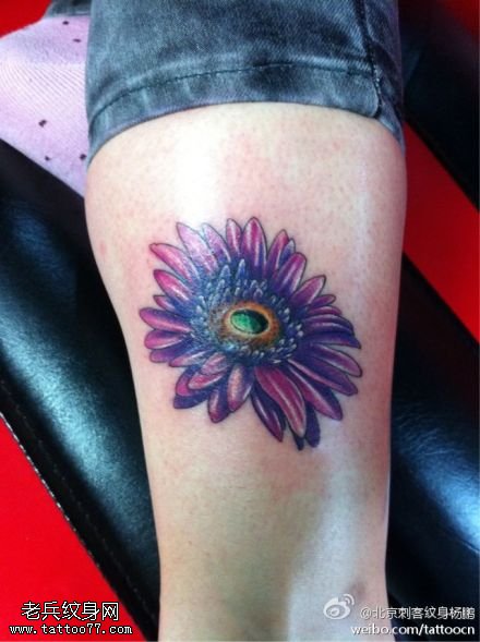 一朵幽暗菊花纹身图案