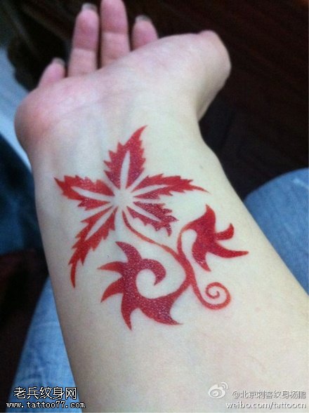 神秘鲜艳红枫纹身图案