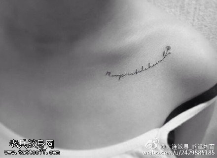 肩膀上清新的英文小花纹身图案
