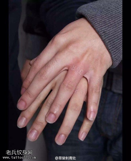 情侣的荧光戒指纹身图案