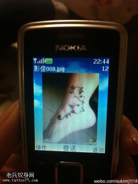 黑色优雅藤纹身图案