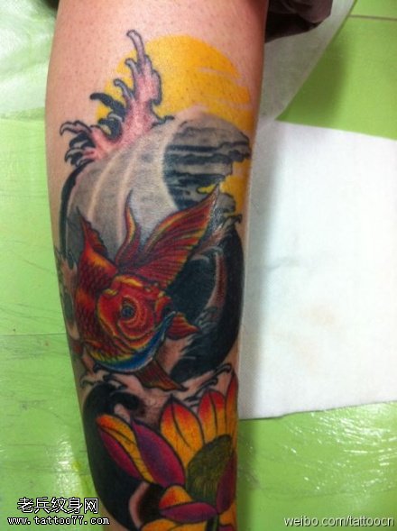 色彩艳丽锦鲤纹身图案