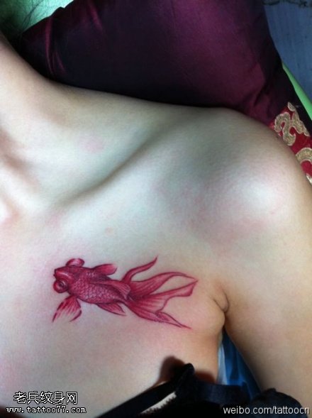 红色小金鱼纹身图案