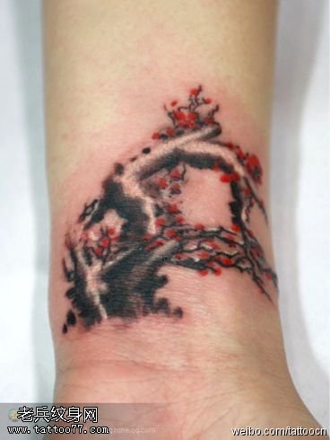 傲立风雪梅花纹身图案