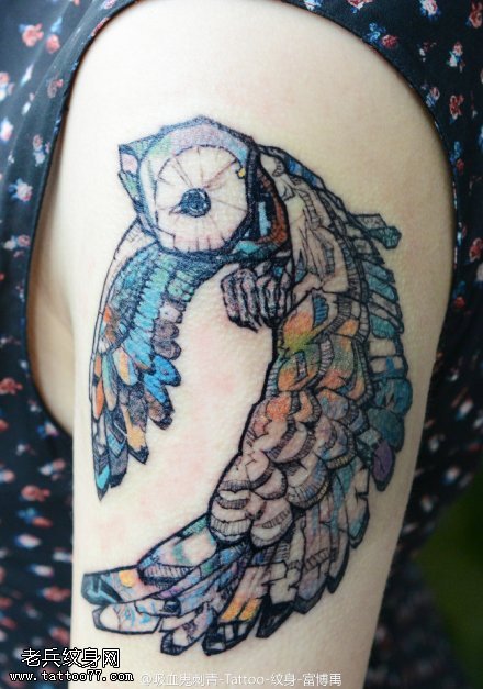 色彩斑斓飞鸟纹身图案