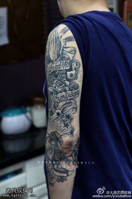 经典玫瑰祈祷的手纹身图案