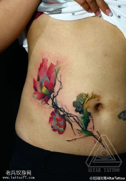 遮盖伤疤水墨花卉纹身图案