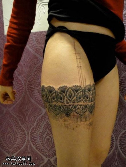 大腿上的蕾丝纹身图案
