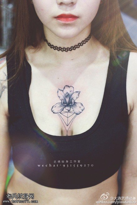美女胸口的花卉纹身图案