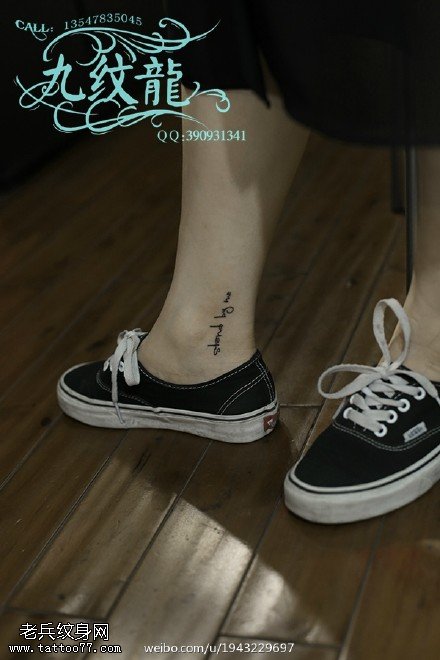 脚腕上精美的花体英文字母纹身图案