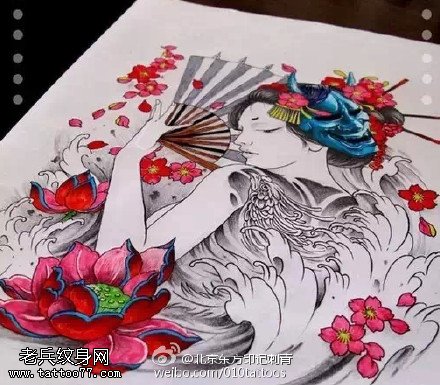 漂亮的艺妓莲花樱花组合纹身图案