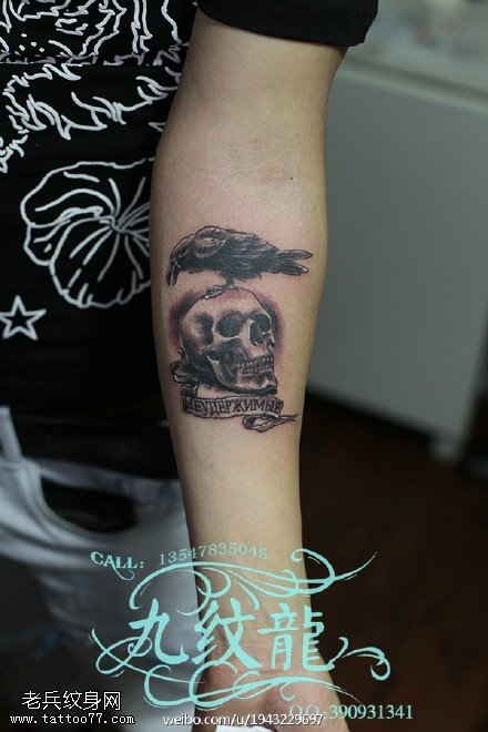 经典的骷髅乌鸦纹身图案